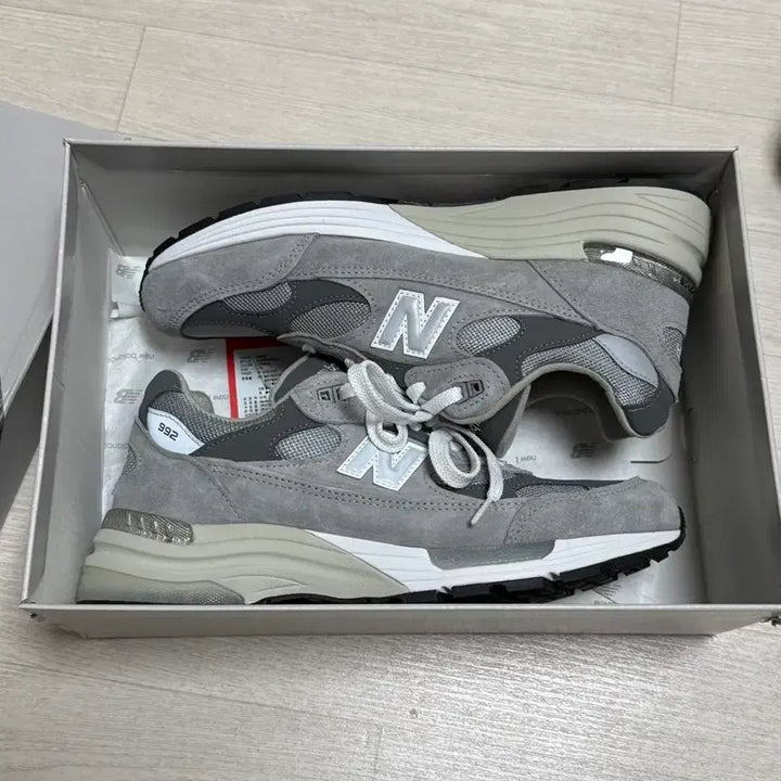 [BUNJANG] New Balance 992 Core Metallic Sneakers (275) / 뉴발란스 992 275 코어메탈릭