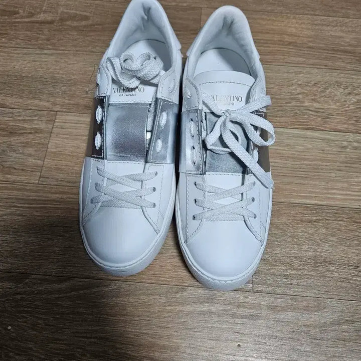 [BUNJANG] Valentino White Silver Sneakers (240) / 발렌티노  화이트 실버 스니커즈 240