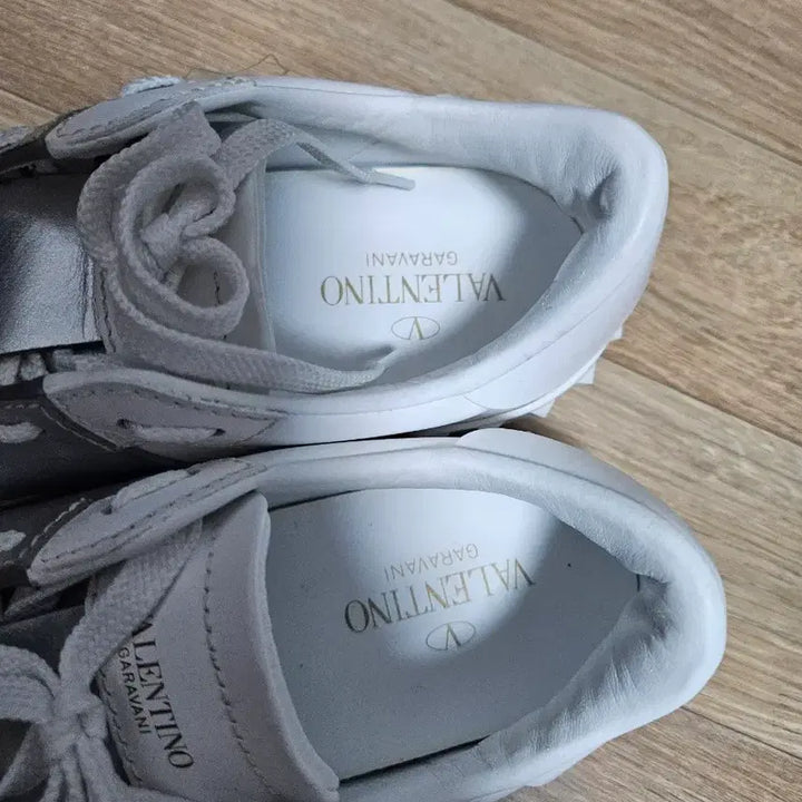 [BUNJANG] Valentino White Silver Sneakers (240) / 발렌티노  화이트 실버 스니커즈 240