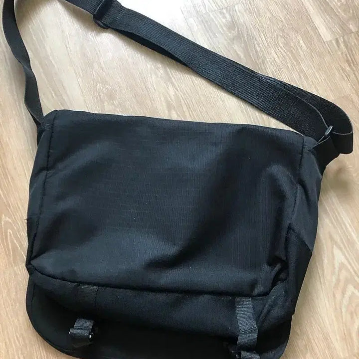 [BUNJANG] Carhartt Black Messenger Bag / 칼하트 블랙 메신저백 크로스백