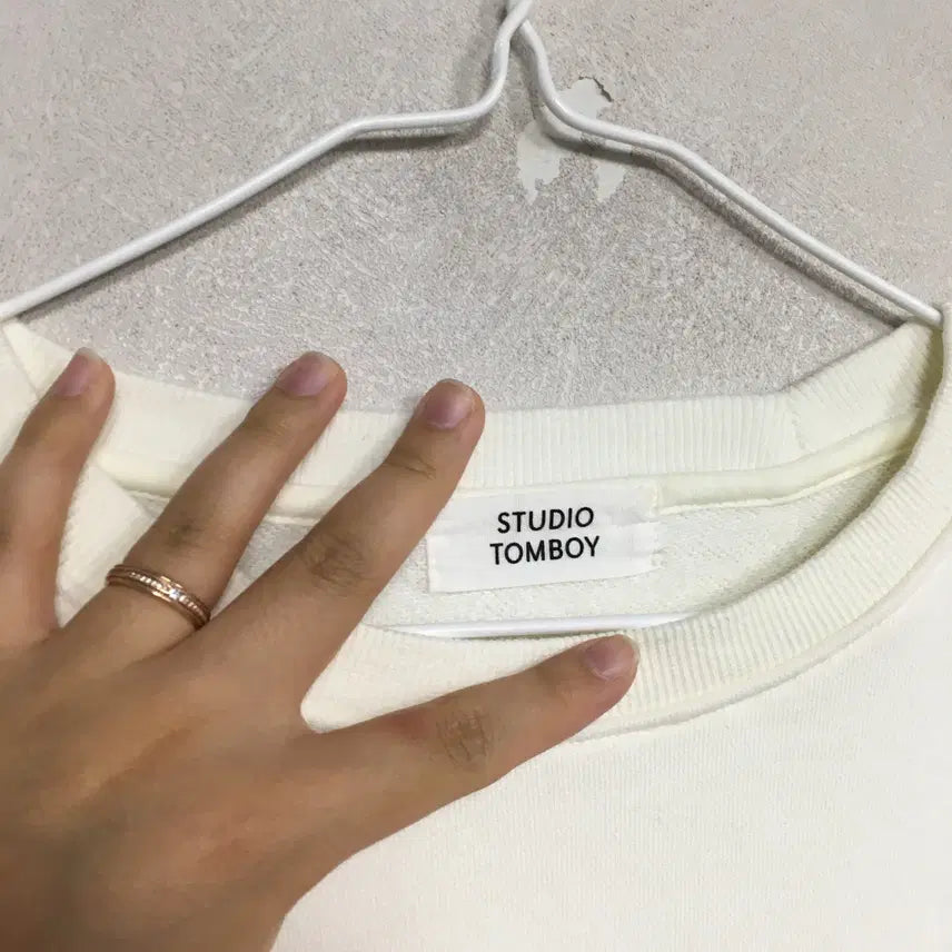 [BUNJANG] Studio Tomboy Oversized Sweatshirt F / 23 스튜디오톰보이 오버핏 맨투맨 F