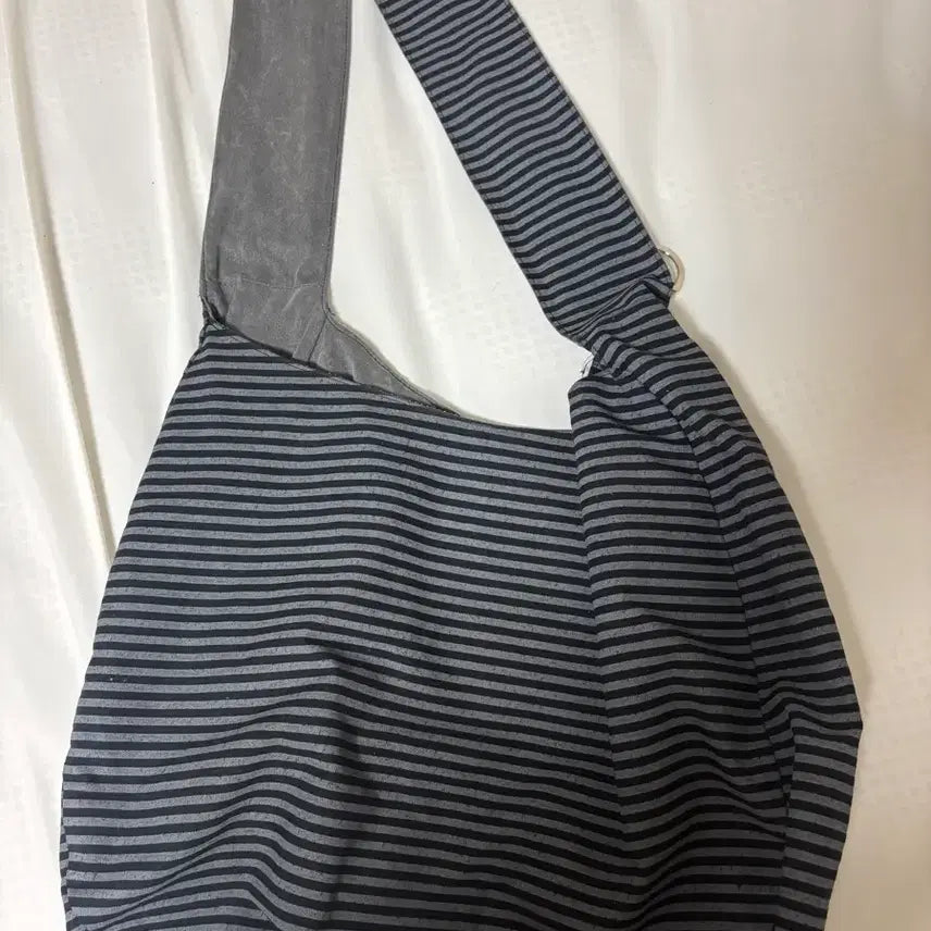 [BUNJANG] Itzsvibe Reversible Stripe Bag Crossbody Bag / 잇자바이브 리버시블 스트라이프백 크로스백