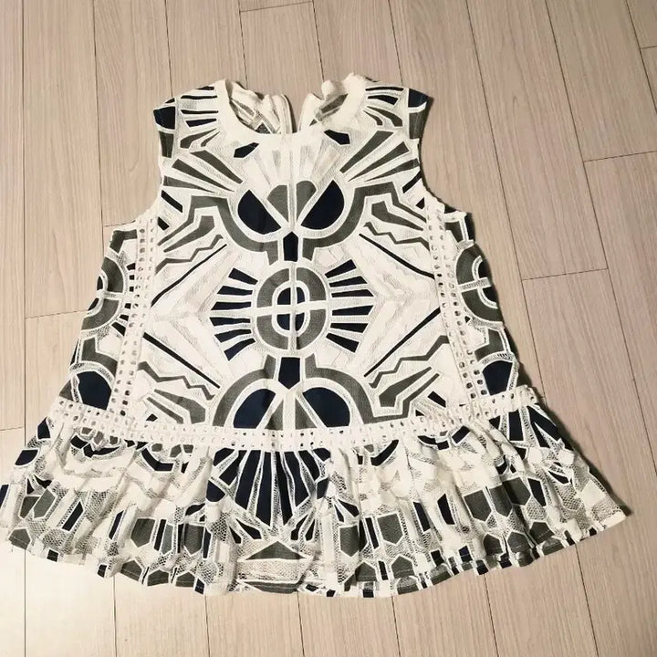 [BUNJANG] Ethnic Embroidered Punching Blouse - Resort Look / Daily Point / 에스닉 자수 펀칭 블라우스 - 휴양룩/데일리 포인트