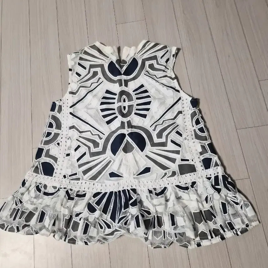 [BUNJANG] Ethnic Embroidered Punching Blouse - Resort Look / Daily Point / 에스닉 자수 펀칭 블라우스 - 휴양룩/데일리 포인트