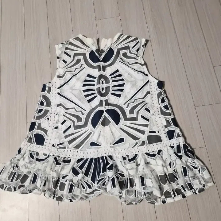 [BUNJANG] Ethnic Embroidered Punching Blouse - Resort Look / Daily Point / 에스닉 자수 펀칭 블라우스 - 휴양룩/데일리 포인트
