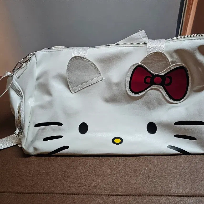 [BUNJANG] Hello Kitty White Boston Bag Travel Bag / 헬로키티 화이트 보스턴백 여행용 가방