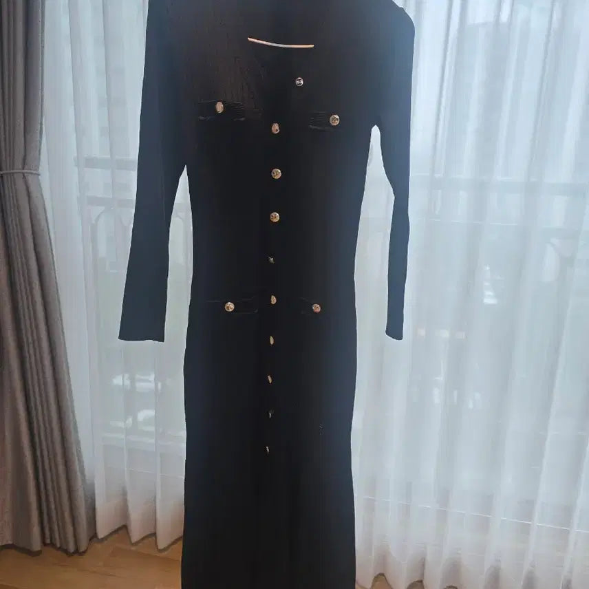 [BUNJANG] Black Knit Long Dress with Gold Button Detail / 마쥬스탈원피스