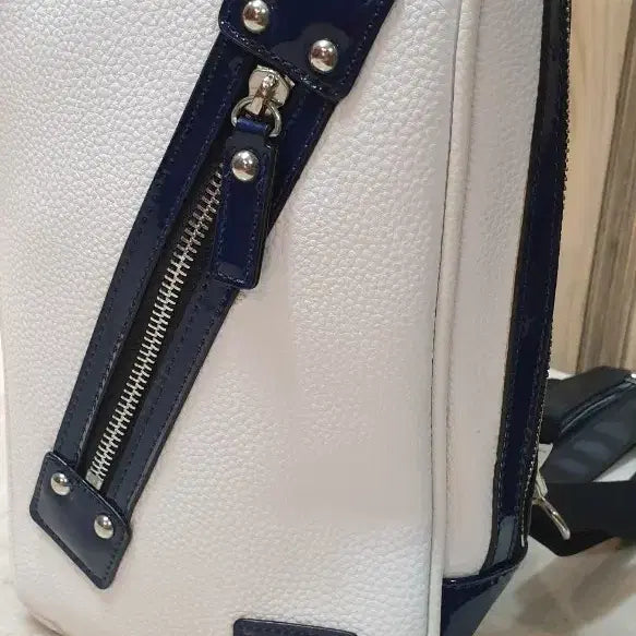 [BUNJANG] St. Scott London White Sling Bag Backpack / St. Scott 런던 화이트 슬링백 백팩