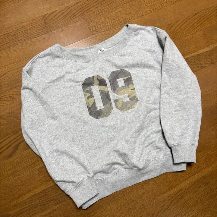 [BUNJANG] SPAO Camo Off-Shoulder Sweatshirt / 스파오 카모 오프숄더 맨투맨