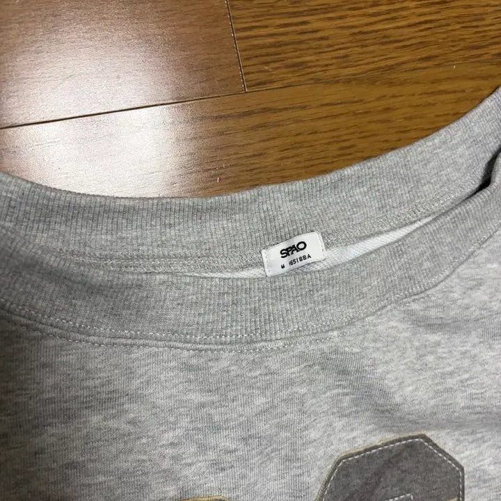 [BUNJANG] SPAO Camo Off-Shoulder Sweatshirt / 스파오 카모 오프숄더 맨투맨