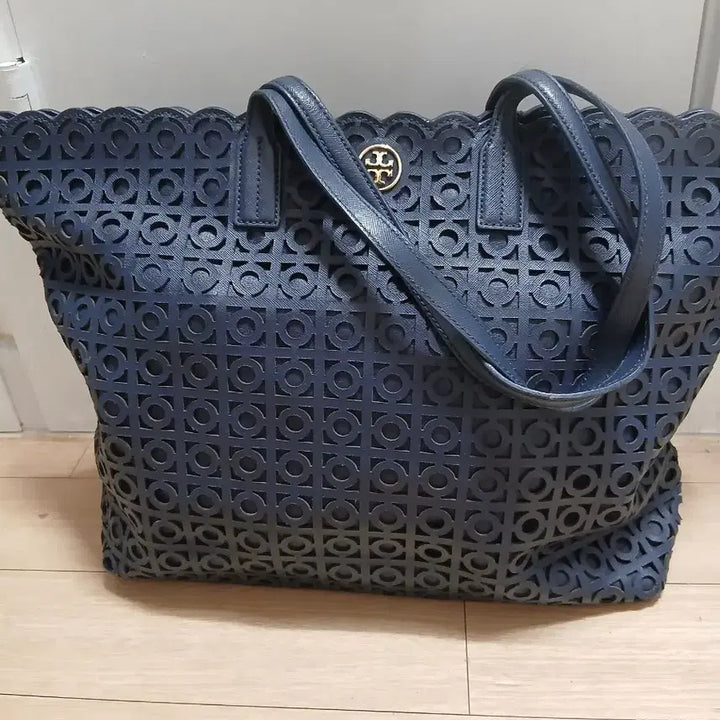 [BUNJANG] Tory Burch Navy Perforated Tote Bag / 토리버치 네이비 펀칭 토트백