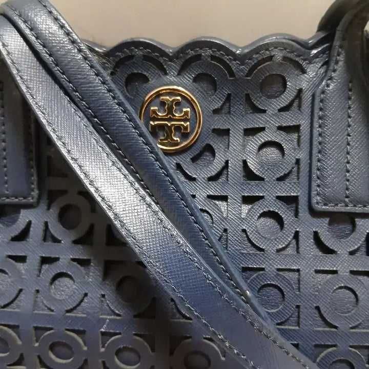 [BUNJANG] Tory Burch Navy Perforated Tote Bag / 토리버치 네이비 펀칭 토트백