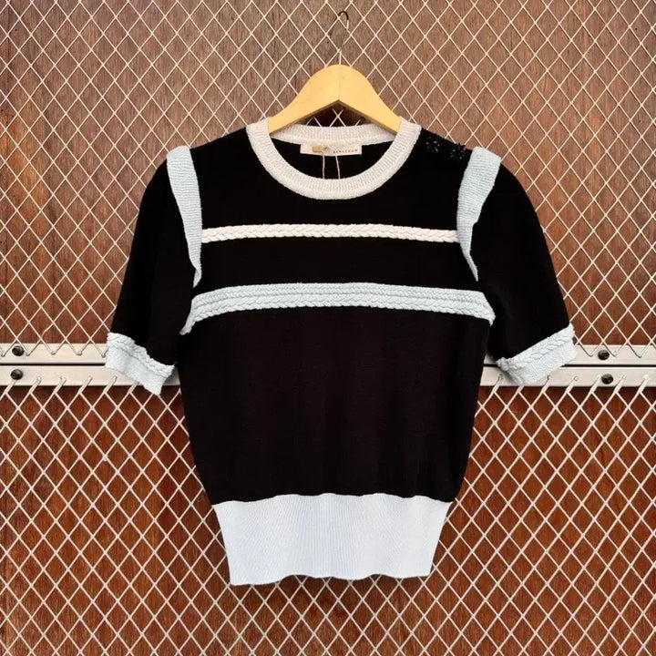 [BUNJANG] RENEEVEON Black Color Block Short Sleeve Knit Sweater S / RENEEEVON 레니본 쥬얼 블랙 배색 반팔 니트 스웨터 S