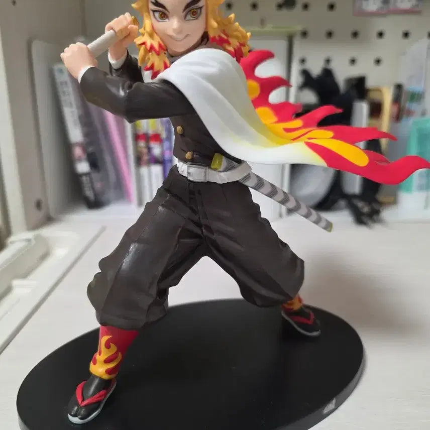 [BUNJANG] Kyojuro Rengoku Figure (Unsealed, Damaged Blade) / 렌코쿠 피규어 (개봉, 칼날 없음)