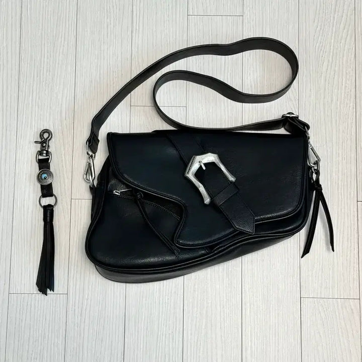 [BUNJANG] Lee Woo Gama Karasu Bumpy Buckle Holster Bag / 이우가마카라스 범피 버클 홀스터백