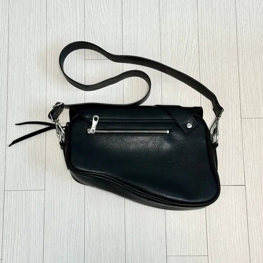 [BUNJANG] Lee Woo Gama Karasu Bumpy Buckle Holster Bag / 이우가마카라스 범피 버클 홀스터백