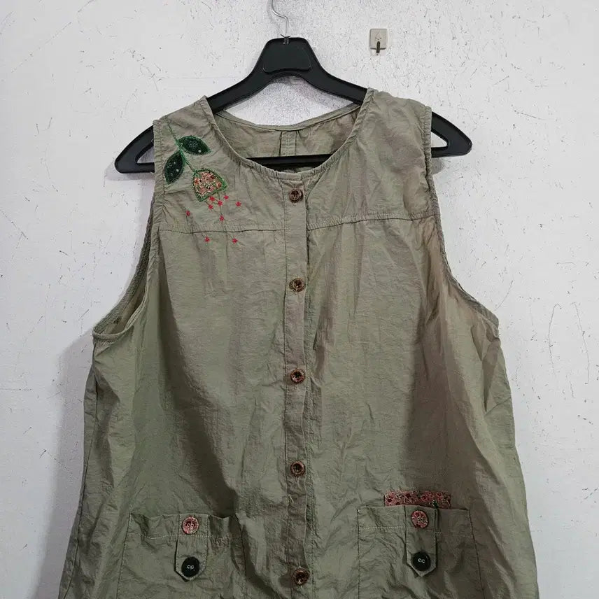 [BUNJANG] Vintage Khaki Embroidered Vest / 빈티지 카키색 자수 조끼 베스트