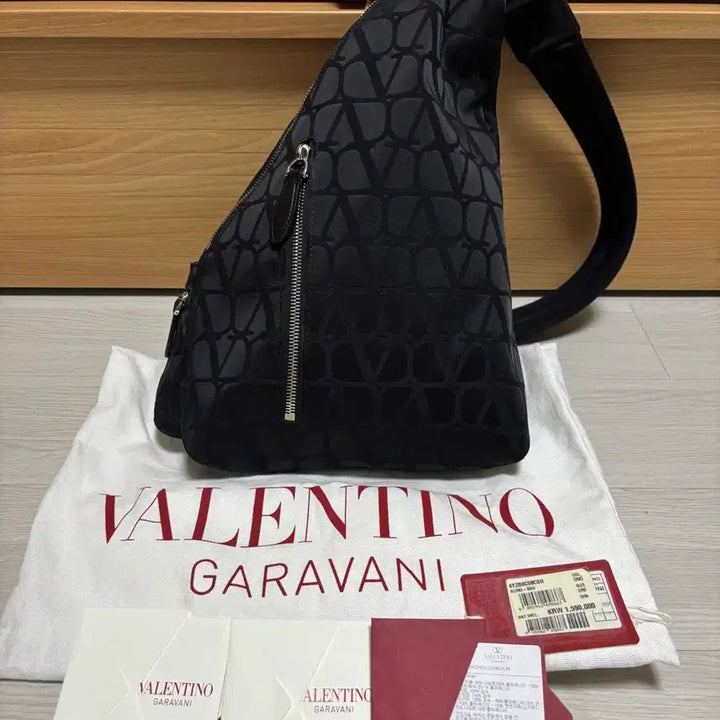 [BUNJANG] Valentino Triangles Logo Sling Bag / 발렌티노 삼각 슬링백
