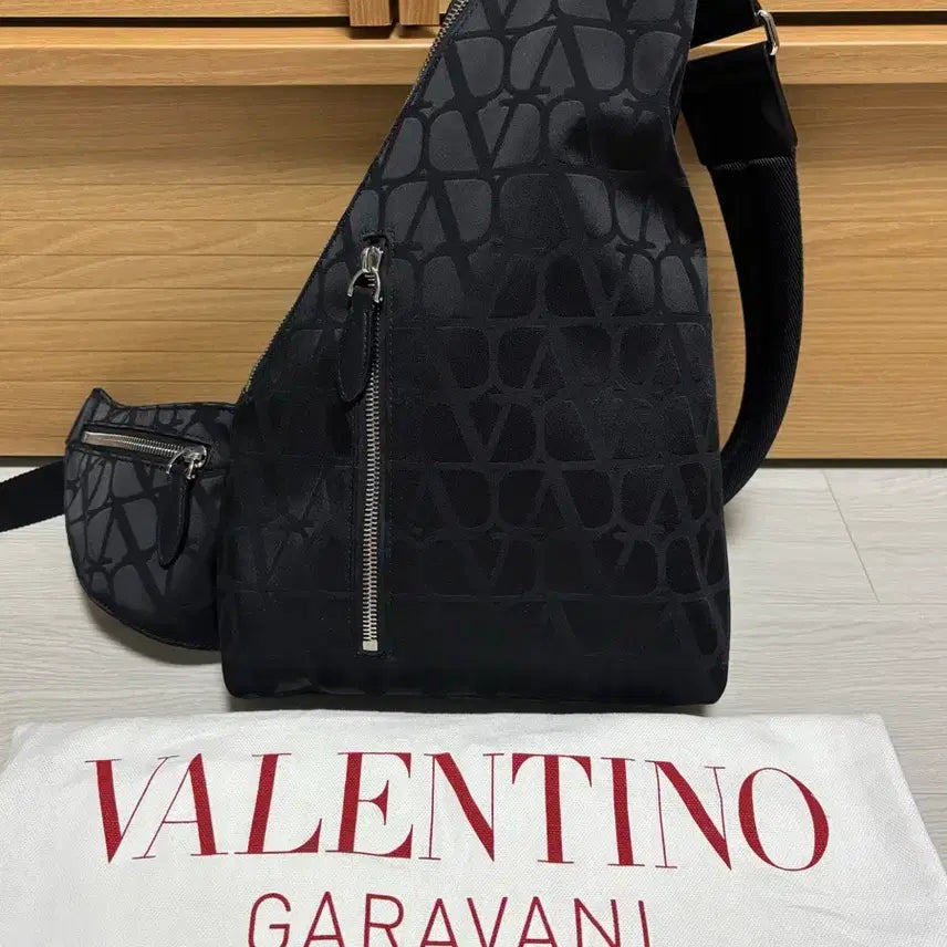 [BUNJANG] Valentino Triangles Logo Sling Bag / 발렌티노 삼각 슬링백