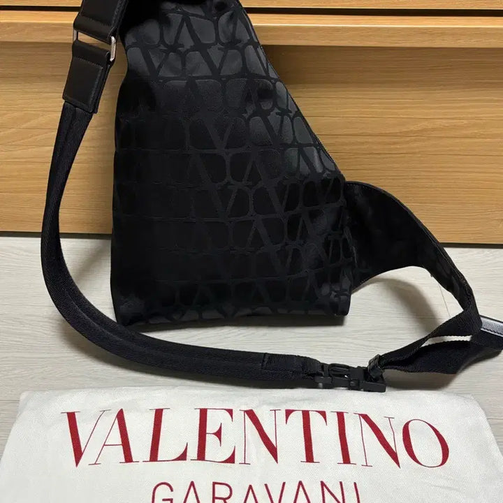 [BUNJANG] Valentino Triangles Logo Sling Bag / 발렌티노 삼각 슬링백