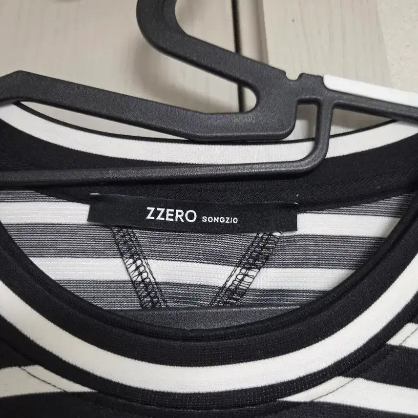 [BUNJANG] ZIGZAG SONGZIO Striped Sweatshirt L (105) / 지제로 송지오 스트라이프 L(105) 판매합니다.