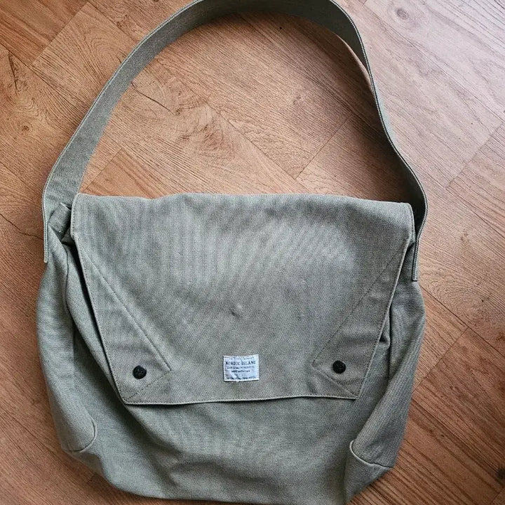 [BUNJANG] Nordic Island Canvas Messenger Bag Khaki / 노르딕아일랜드 캔버스 메신저백 카키