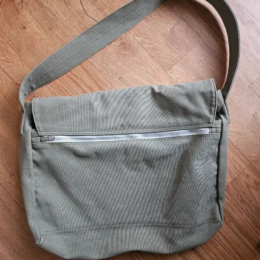 [BUNJANG] Nordic Island Canvas Messenger Bag Khaki / 노르딕아일랜드 캔버스 메신저백 카키