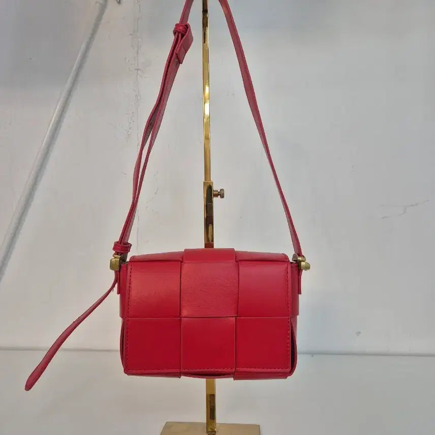 [BUNJANG] Red Intrecciato Cassette Bag Style Shoulder Bag / [거의 새상품] 강렬한 레드 인트레치아토 카세트백 스타일 숄더백