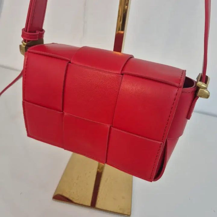 [BUNJANG] Red Intrecciato Cassette Bag Style Shoulder Bag / [거의 새상품] 강렬한 레드 인트레치아토 카세트백 스타일 숄더백
