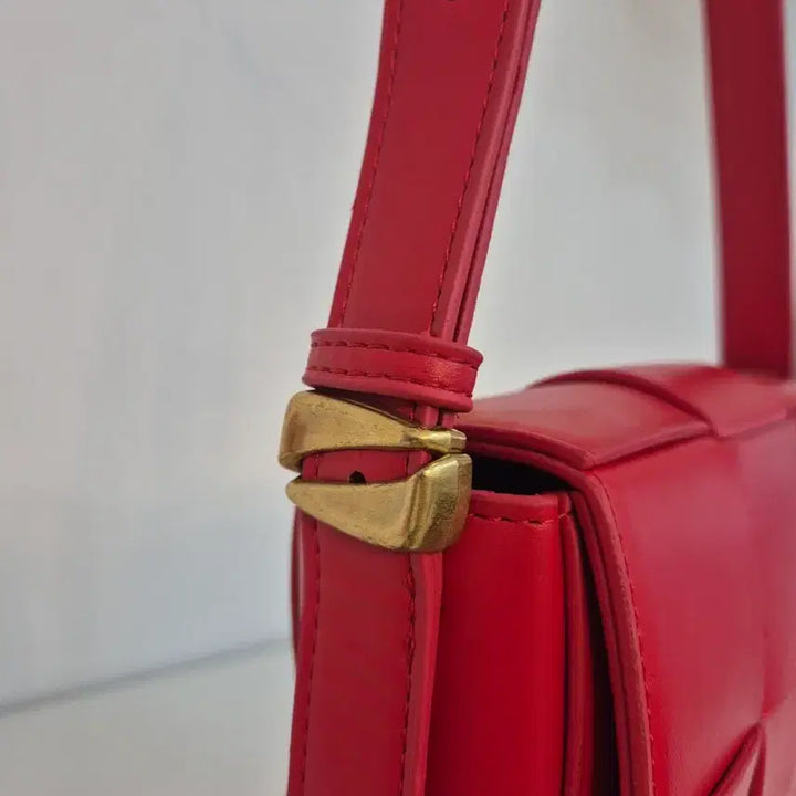 [BUNJANG] Red Intrecciato Cassette Bag Style Shoulder Bag / [거의 새상품] 강렬한 레드 인트레치아토 카세트백 스타일 숄더백