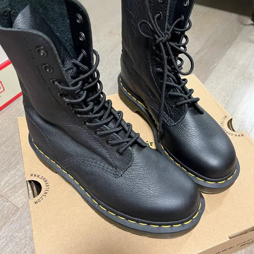 [BUNJANG] Dr. Martens Virginia 10-Eyelet Boots / 닥터마틴 버지니아 10홀