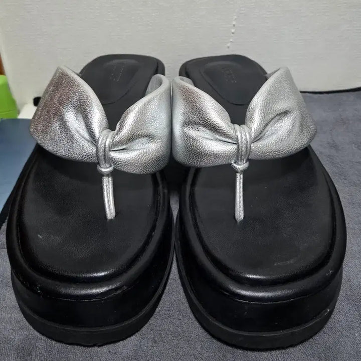 [BUNJANG] Twibeepee Wide Pillow Platform Sandals Silver Ribbon Detail / 트윗비피 슬리퍼 245