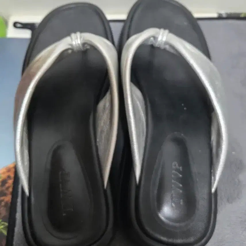 [BUNJANG] Twibeepee Wide Pillow Platform Sandals Silver Ribbon Detail / 트윗비피 슬리퍼 245