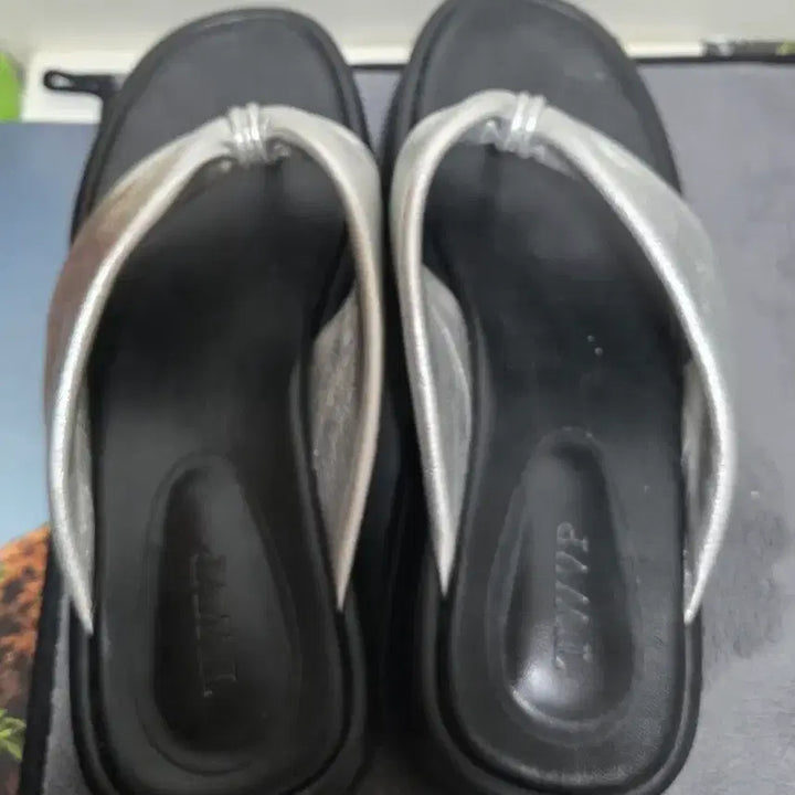 [BUNJANG] Twibeepee Wide Pillow Platform Sandals Silver Ribbon Detail / 트윗비피 슬리퍼 245