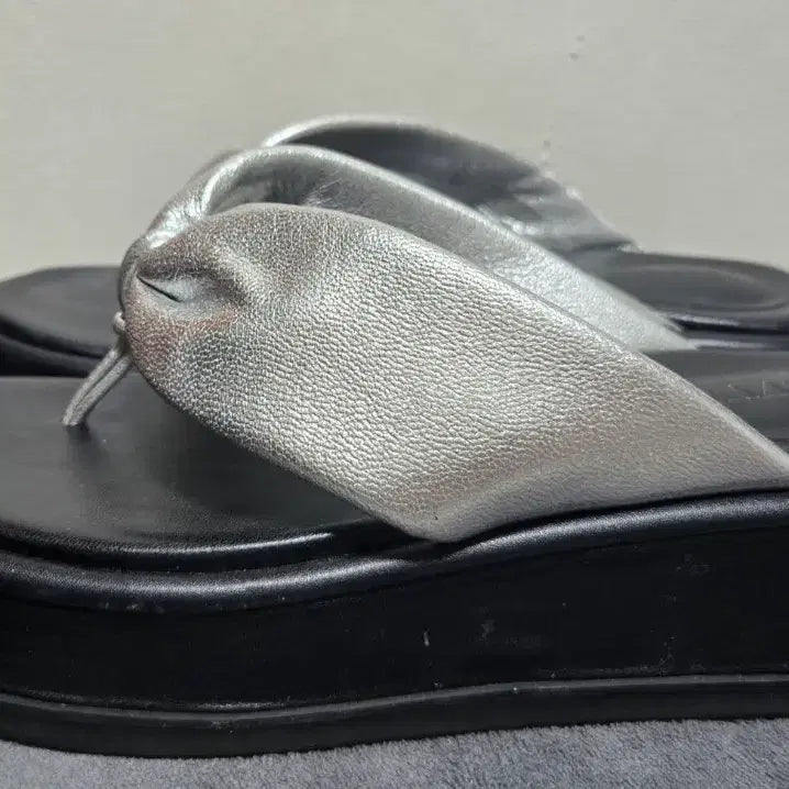 [BUNJANG] Twibeepee Wide Pillow Platform Sandals Silver Ribbon Detail / 트윗비피 슬리퍼 245