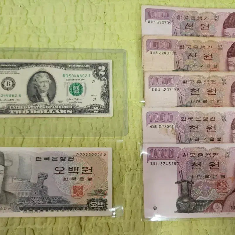 [BUNJANG] Vintage Currency Collection: 2 Dollar Bill, 1000 Won (Used), 500 Won (Unused with Minor Stain) / 옛날돈..화폐..2달러/구권 천원/구권 사용제.오백원 미사용 지폐