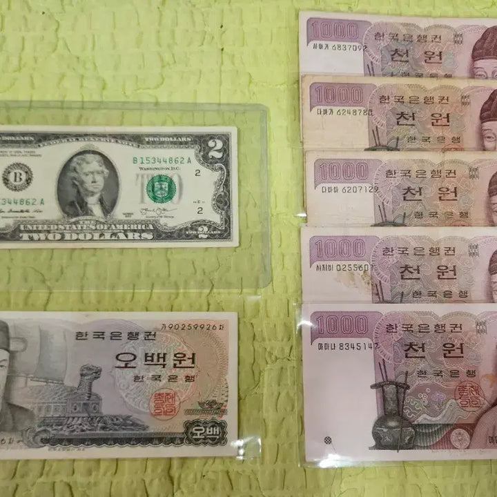 [BUNJANG] Vintage Currency Collection: 2 Dollar Bill, 1000 Won (Used), 500 Won (Unused with Minor Stain) / 옛날돈..화폐..2달러/구권 천원/구권 사용제.오백원 미사용 지폐