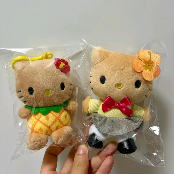 [BUNJANG] Sanrio Hello Kitty Doll Keychain Bundle Set (Hawaiian Kitty / Tanning Uniform Kitty) / [일괄]헬로키티 인형 키링(하와이키티/교복태닝키티)