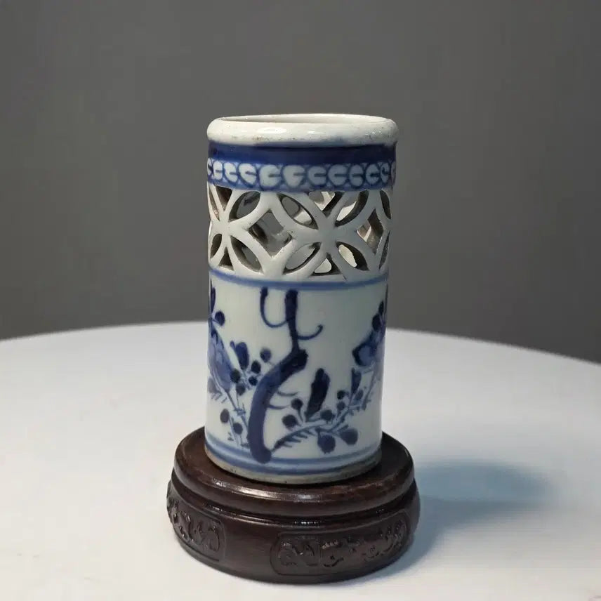 [BUNJANG] Qing Dynasty Blue and White Porcelain Brush Holder / 청화화문투각원형필통