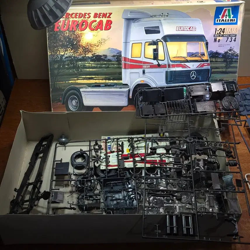 [BUNJANG] Italeri Mercedes-Benz Euro-Cab 1/24 Scale Plastic Model Kit / ITALERI 벤츠 유로캡 1/24 프라모델 고전프라