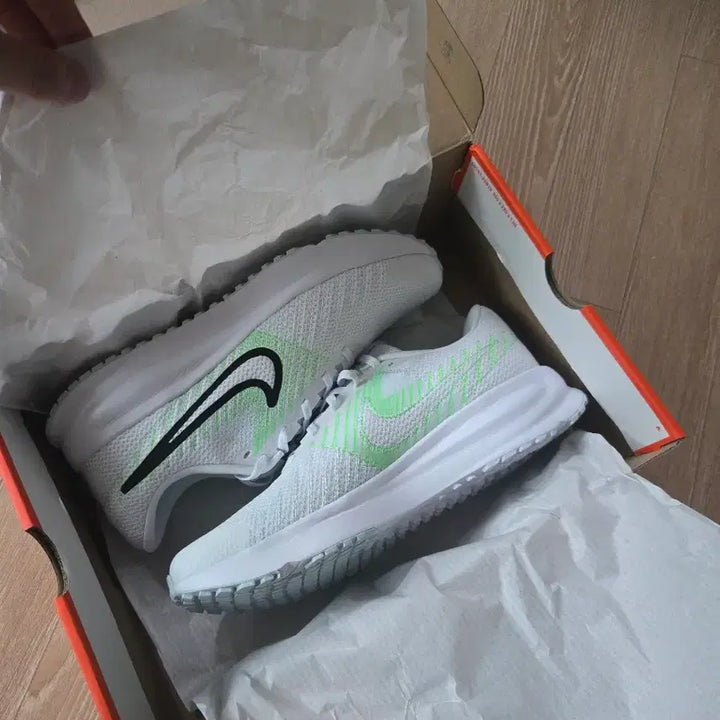 [BUNJANG] Nike Run Dfey White Green Sneakers (Running Shoes) / 나이키 런 디파이 화이트 그린 275 운동화(러닝화)