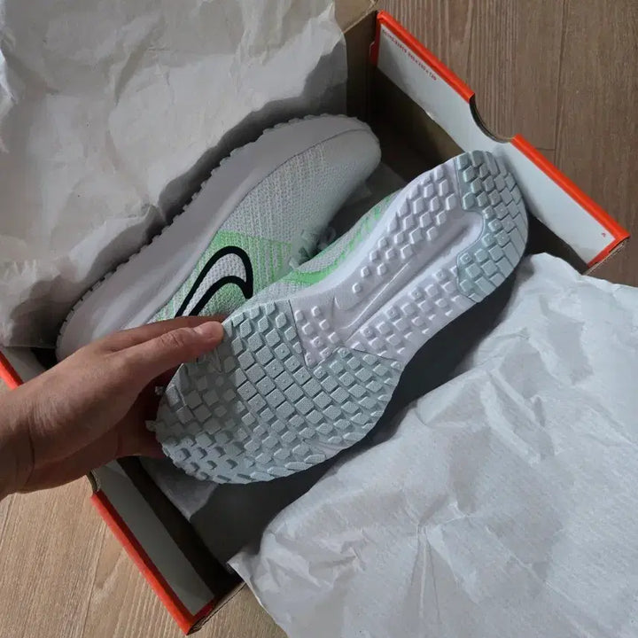 [BUNJANG] Nike Run Dfey White Green Sneakers (Running Shoes) / 나이키 런 디파이 화이트 그린 275 운동화(러닝화)