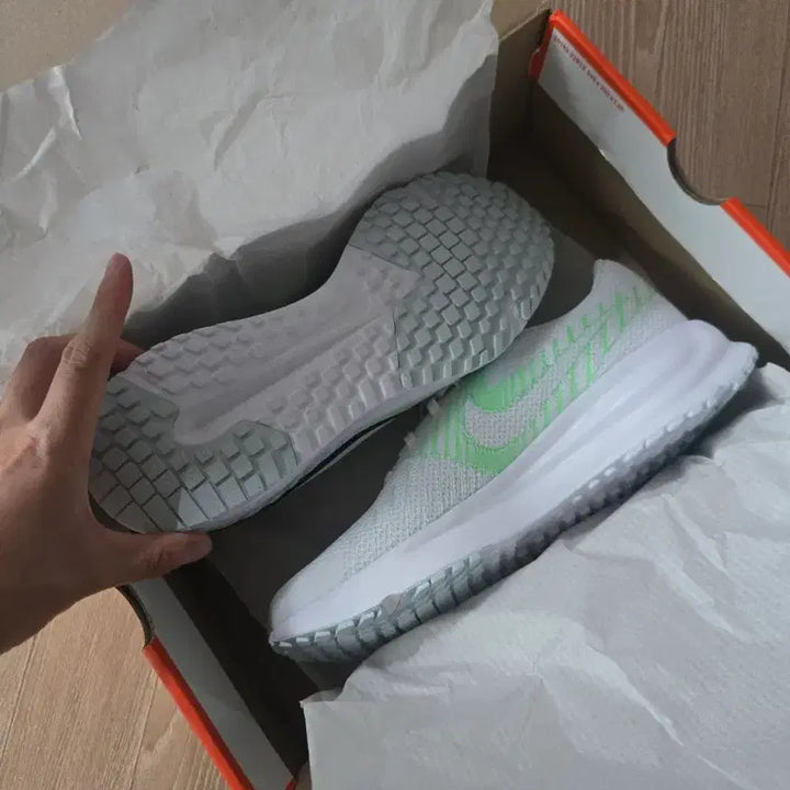[BUNJANG] Nike Run Dfey White Green Sneakers (Running Shoes) / 나이키 런 디파이 화이트 그린 275 운동화(러닝화)