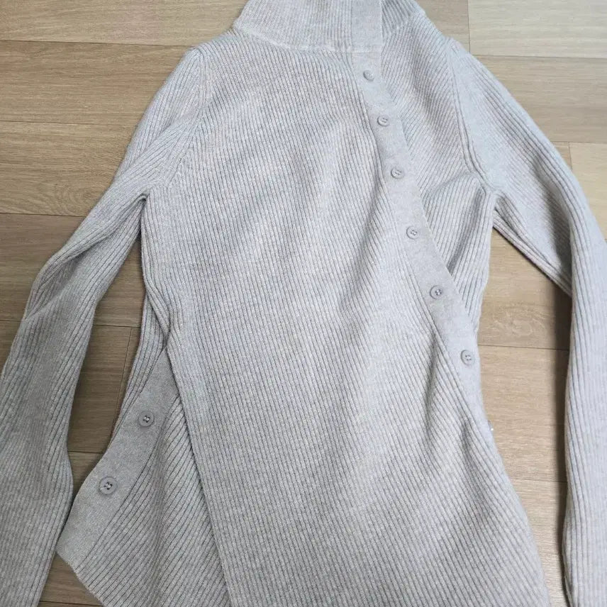 [BUNJANG] Ivory Knit T-shirt with High Neck and Button Detail / 니트티셔츠