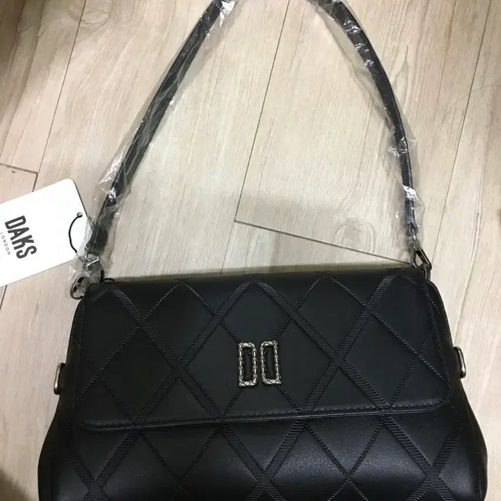 [BUNJANG] Daks Argyle Pattern Calfskin Leather Flap Shoulder Bag / 닥스 아가일 패턴 소가죽 플랩형 숄더백
