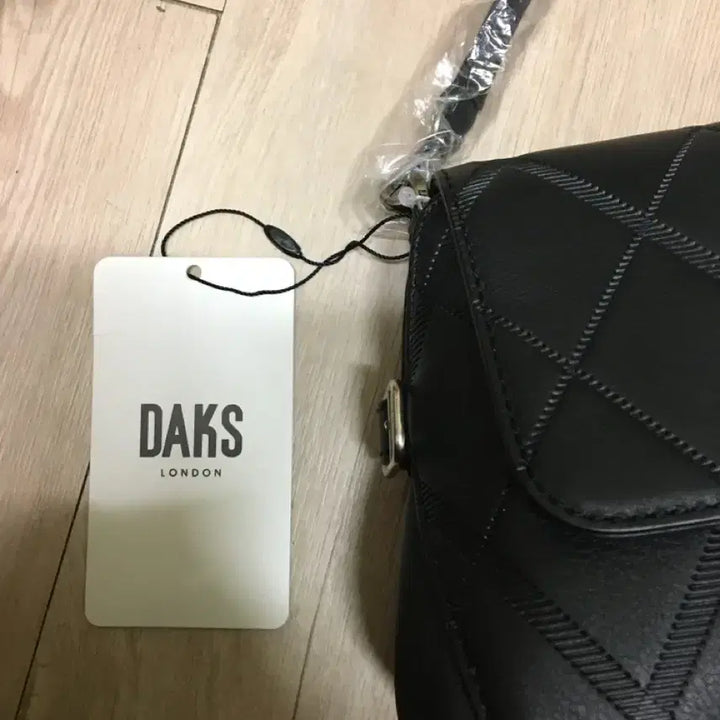 [BUNJANG] Daks Argyle Pattern Calfskin Leather Flap Shoulder Bag / 닥스 아가일 패턴 소가죽 플랩형 숄더백