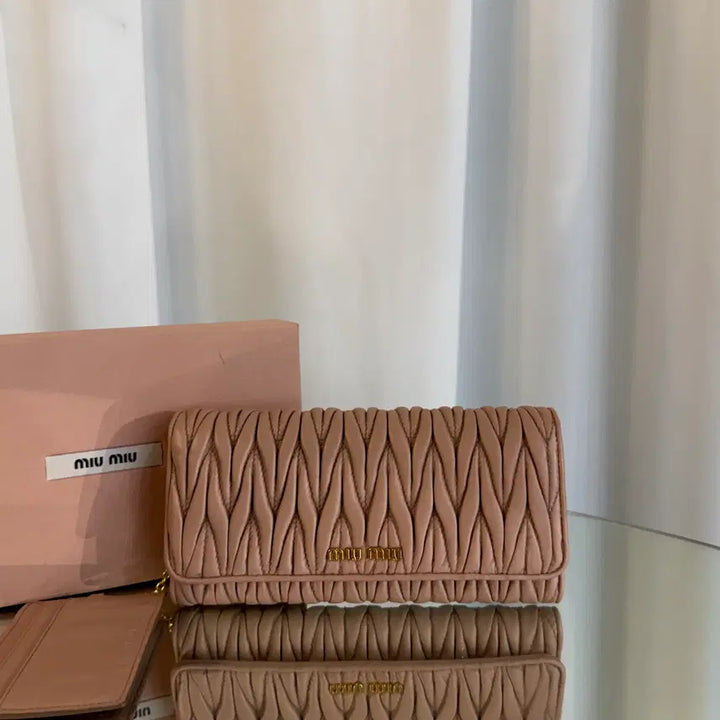 [BUNJANG] Miu Miu Matelassé Nappa Leather Long Wallet for Women / [풀구성] 미우미우 마틀라세 나파 여성 장지갑