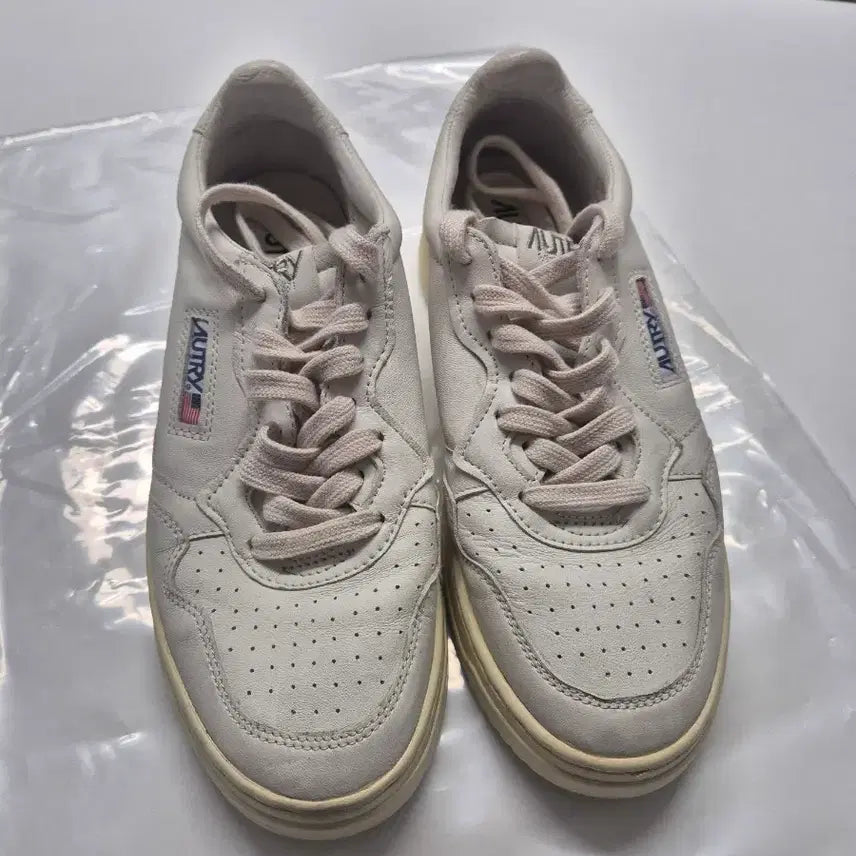 [BUNJANG] AUTRY Medalist 260 White Sneakers / 오트리 메달리스트 260