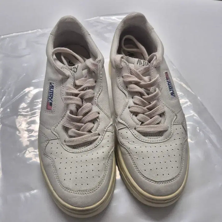 [BUNJANG] AUTRY Medalist 260 White Sneakers / 오트리 메달리스트 260