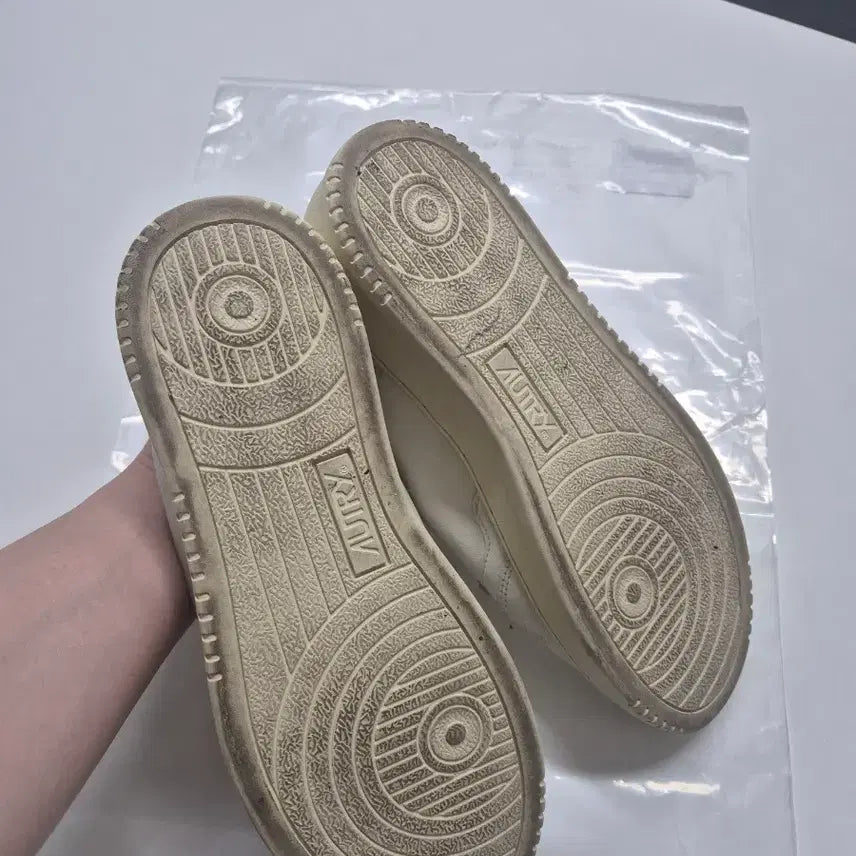 [BUNJANG] AUTRY Medalist 260 White Sneakers / 오트리 메달리스트 260